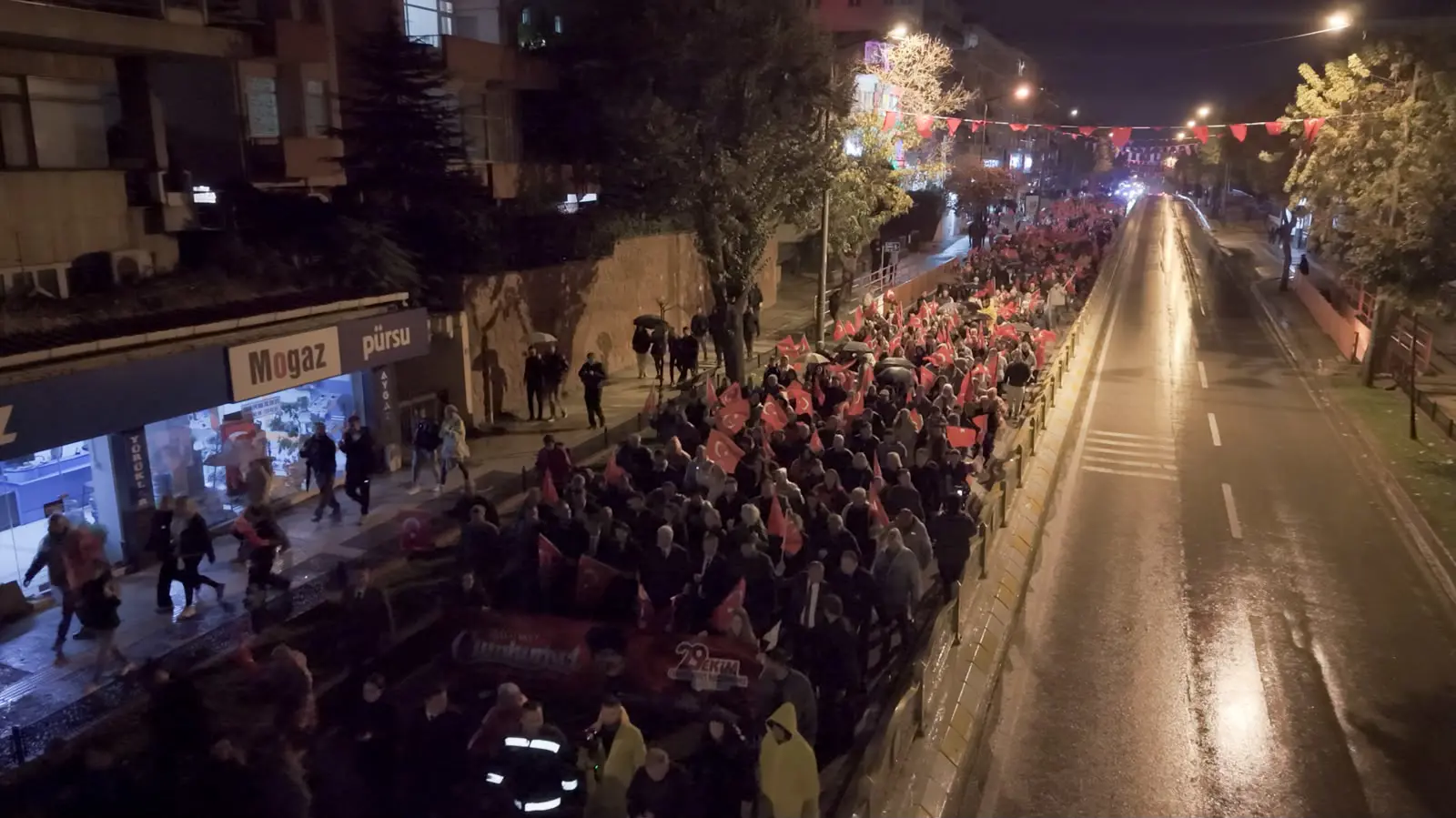 CUMHURİYET COŞKUSU SAĞANAK YAĞIŞA RAĞMEN SOKAKLARA TAŞTI: BİNLERCE EDİRNELİ FENER ALAYI’NDA BULUŞTU galeri görseli